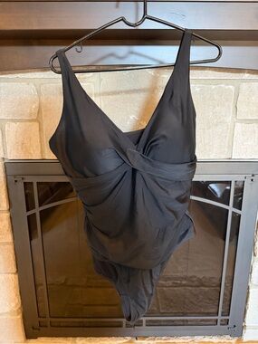 Swimsuits For All Black Twist-Front One-Piece Swimsuit